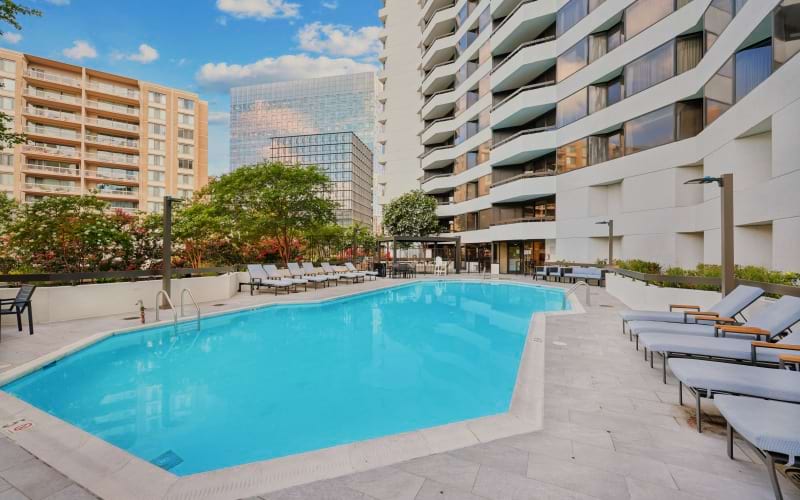 Resort-style outdoor swimming pool and sun deck at Huxley apartments in Arlington VA